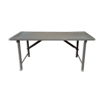 Folding coffee table