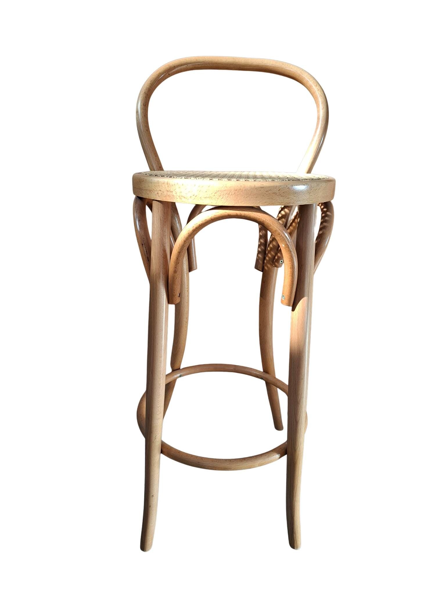 Ensemble de 5 tabourets style Thonet en bois courbé et paille de Vienne des années 70.