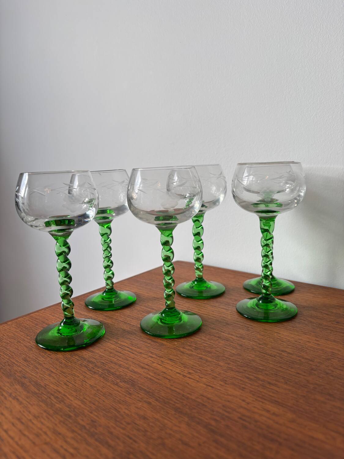 Set of vintage white wine glasses – twisted green stem engraved