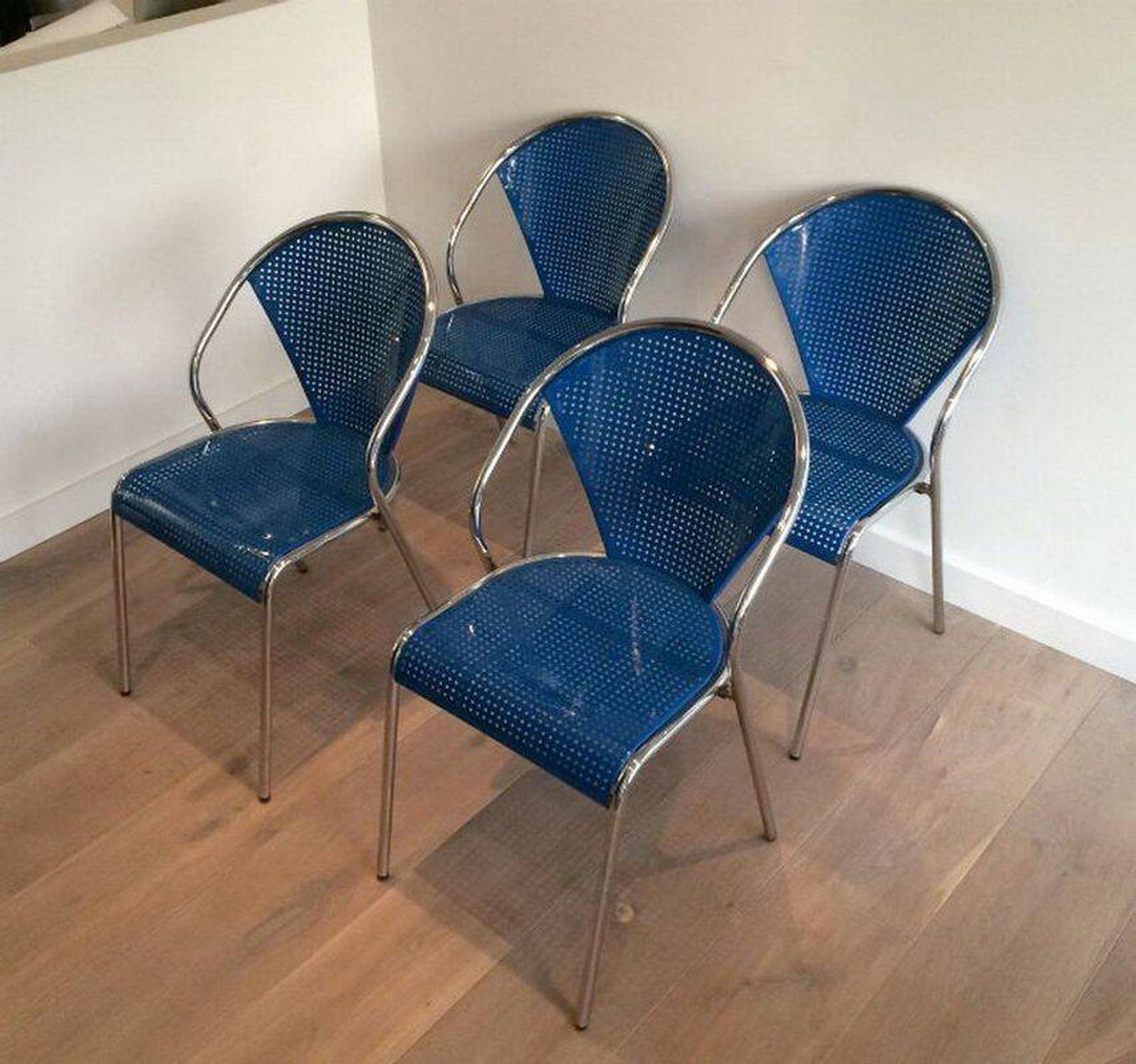 Set of 4 chrome chairs with perforated seats in blue lacquered metal