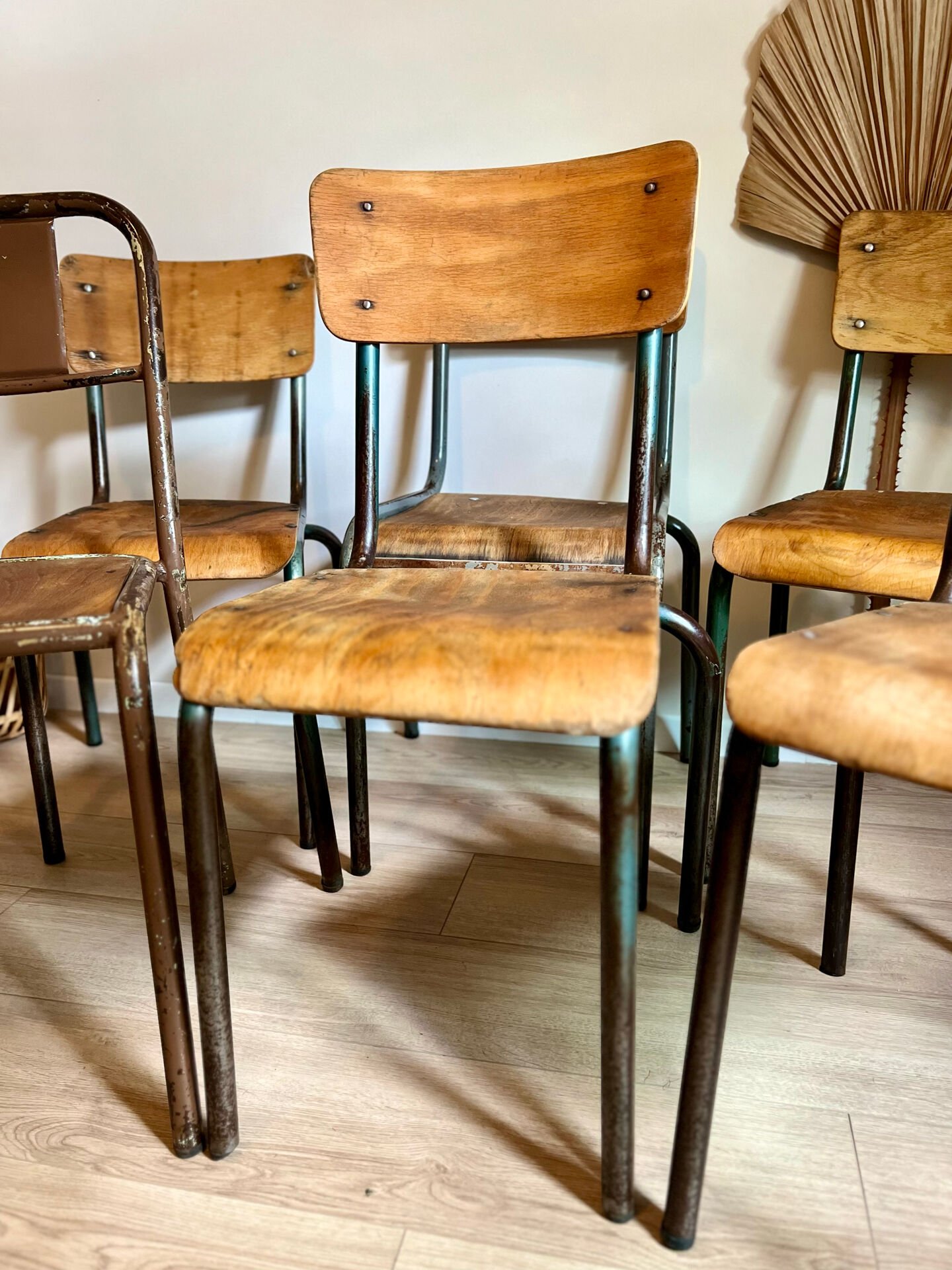 Lot de 6 chaises d’école rénovées 