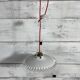 Suspension opaline plissée cordon rouge