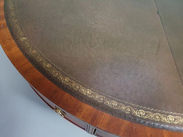 Table basse / table tambour victorienne « Heldense » en acajou avec plateau en cuir sur roulettes en laiton. Années 1980