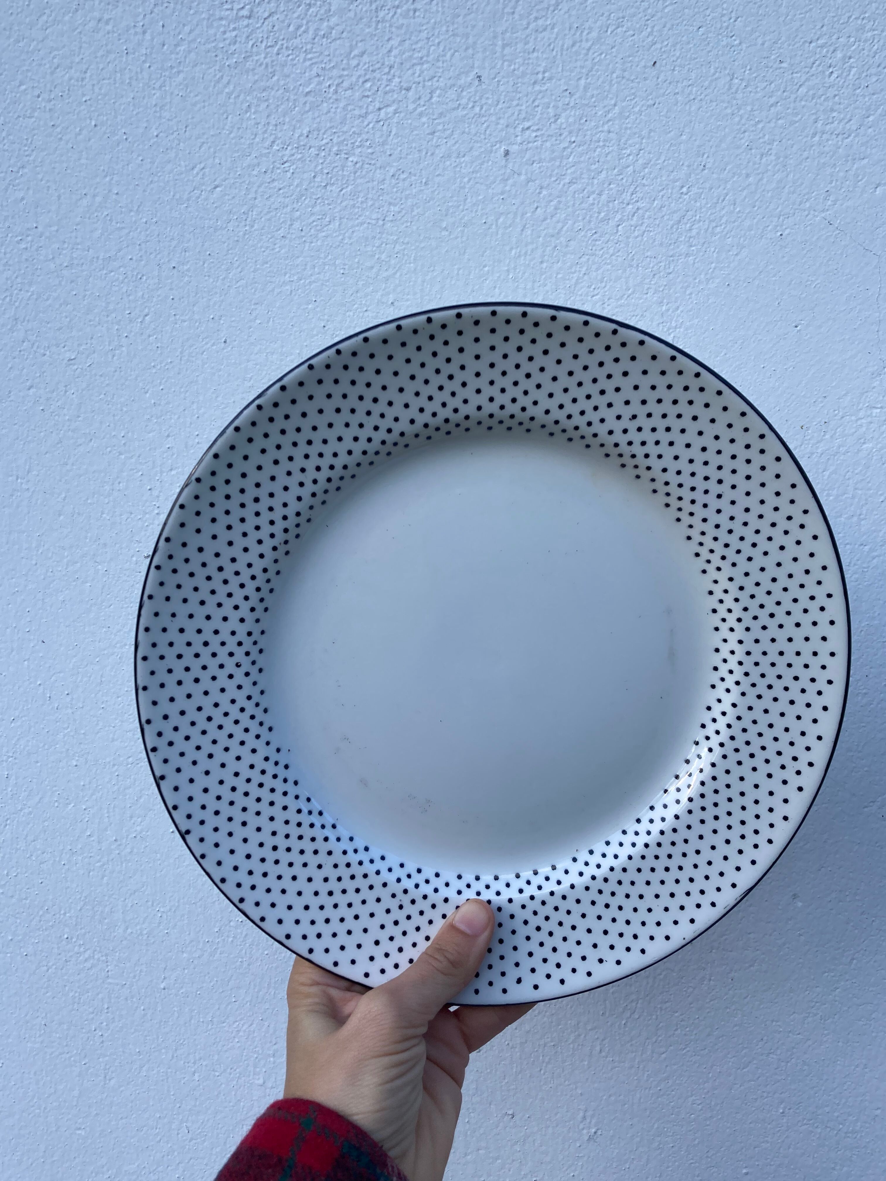 Gien service for 6 people with black polka dots: soup plates and flat plates