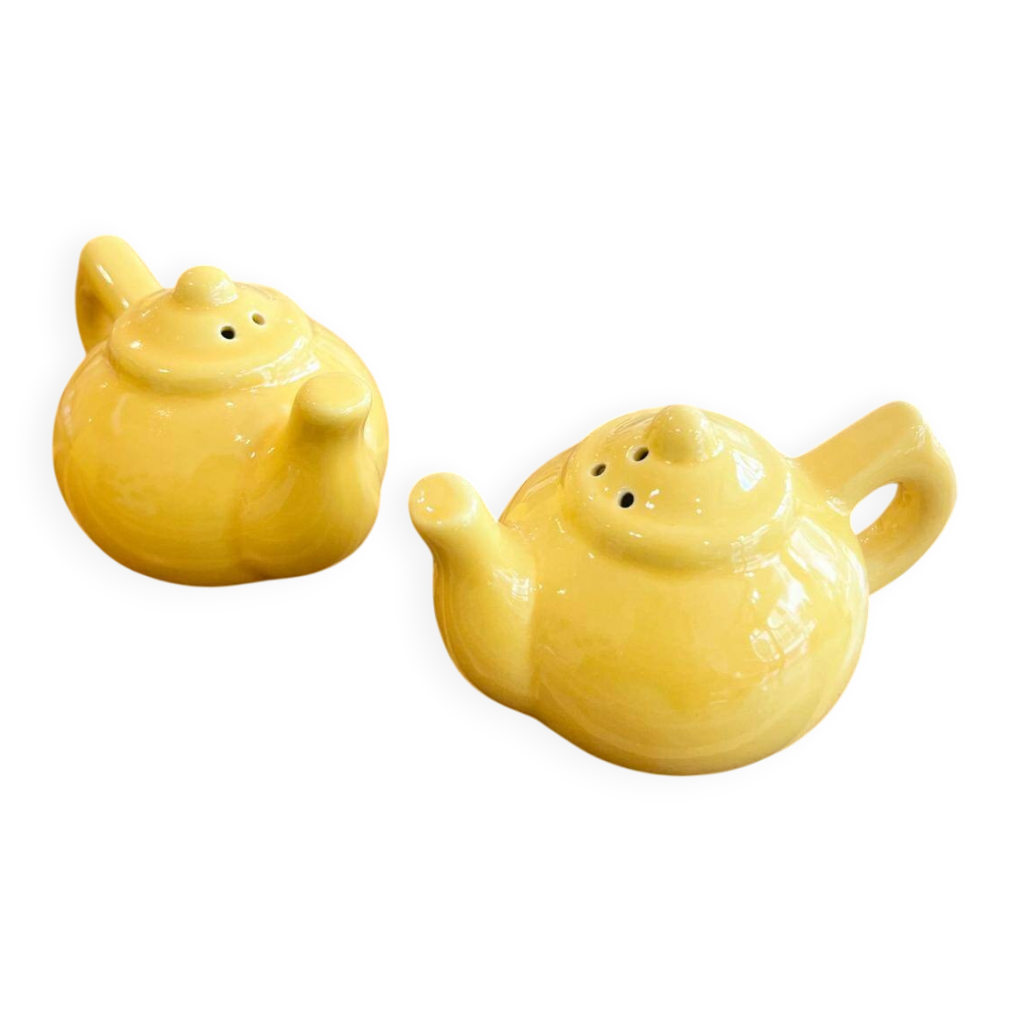 Salt and pepper shakers in the shape of a teapot.