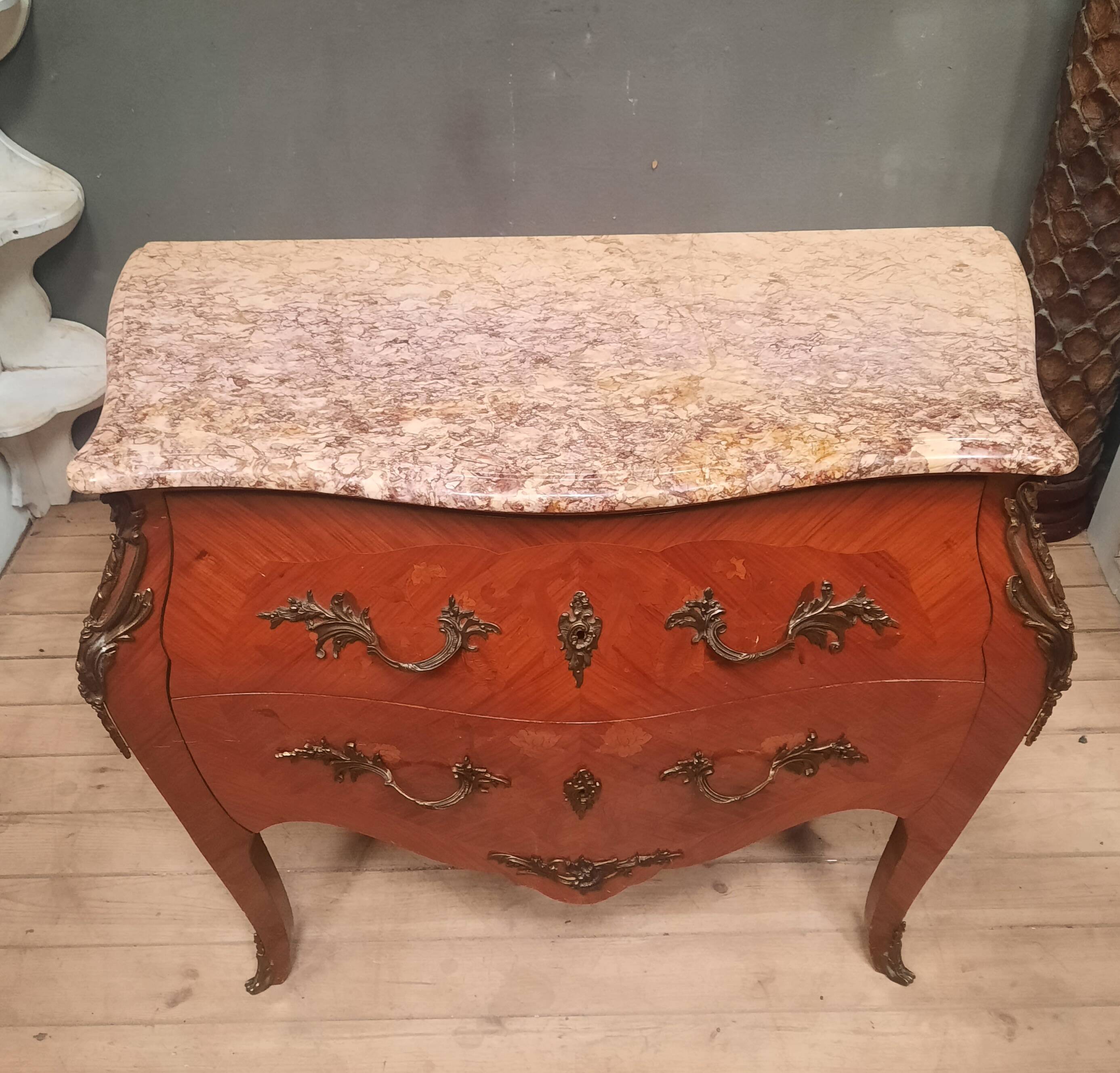 Commode en marqueterie de style Louis XV