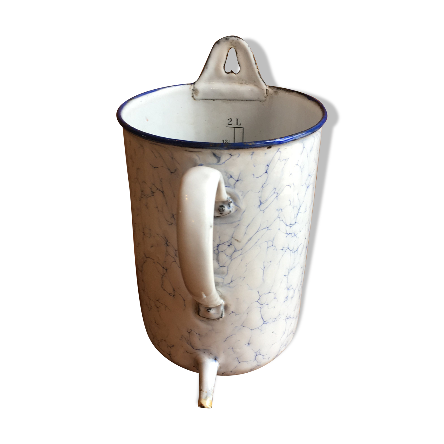 Fountain in old enamelled sheet metal