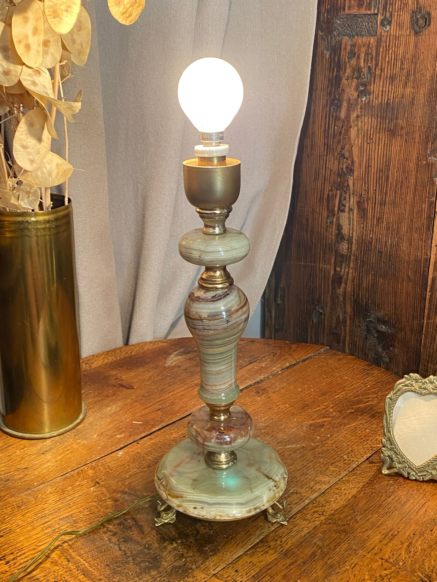 Onyx lamp, fish feet in bronze.