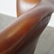 Fauteuil à oreilles en cuir de vachette cognac