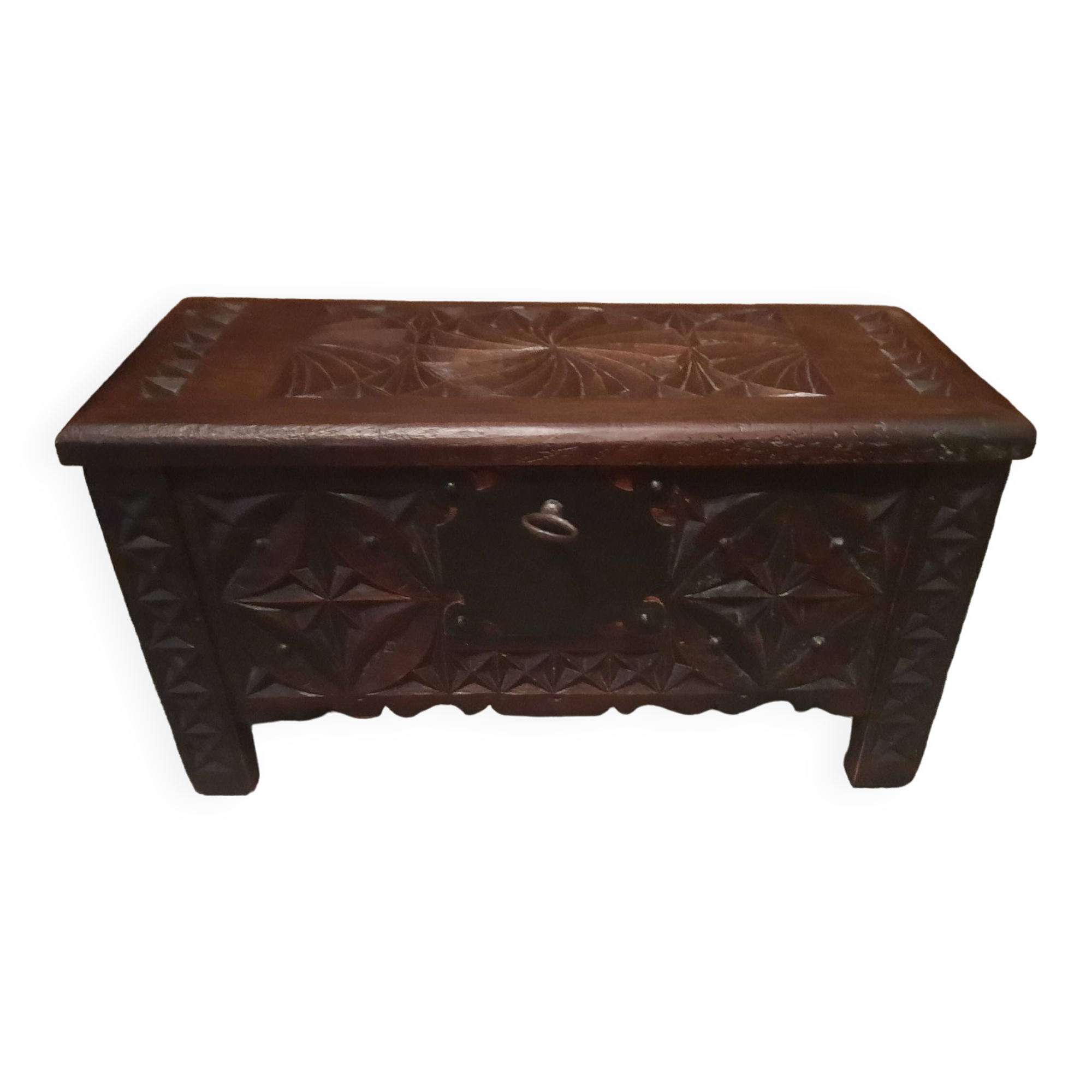 Coffret en bois sculpté