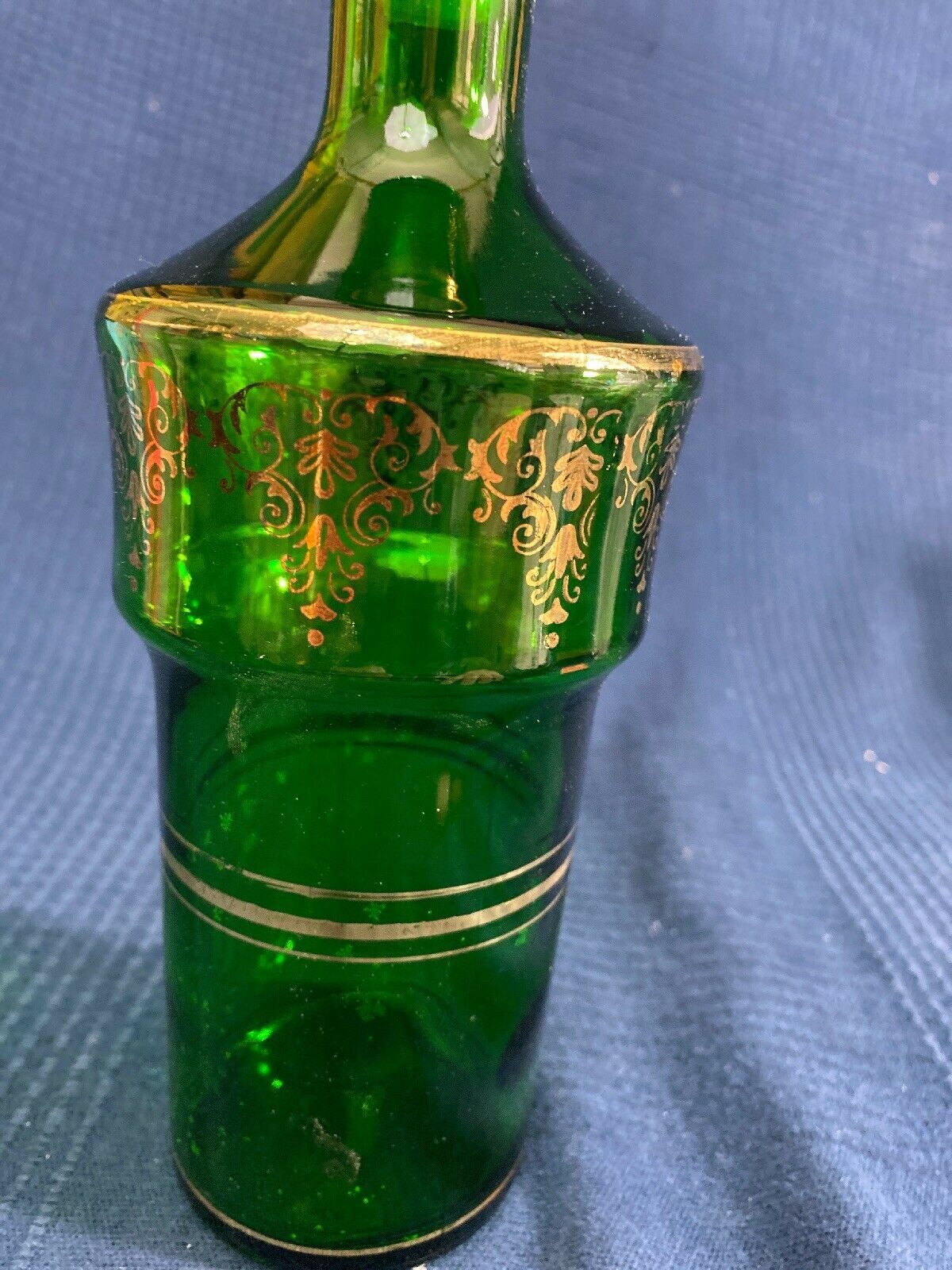 Bouteille en verre vert et dorure style Louis