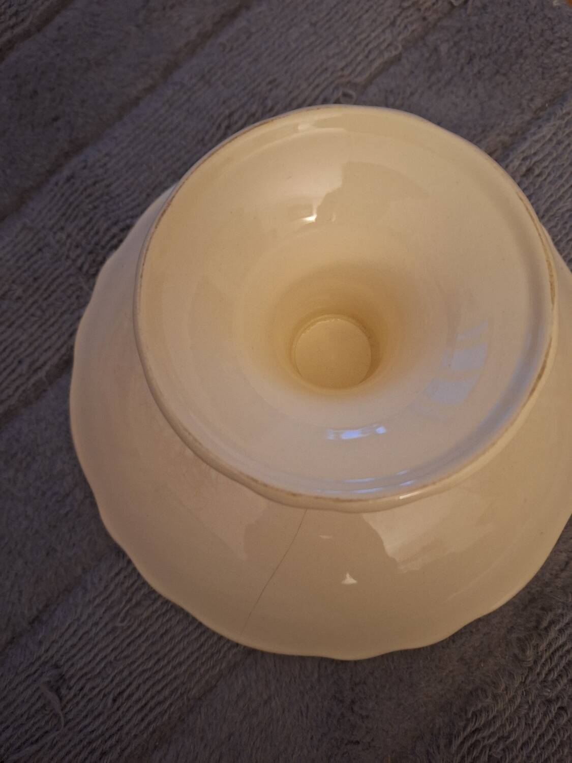 Presentation dish on earthenware foot