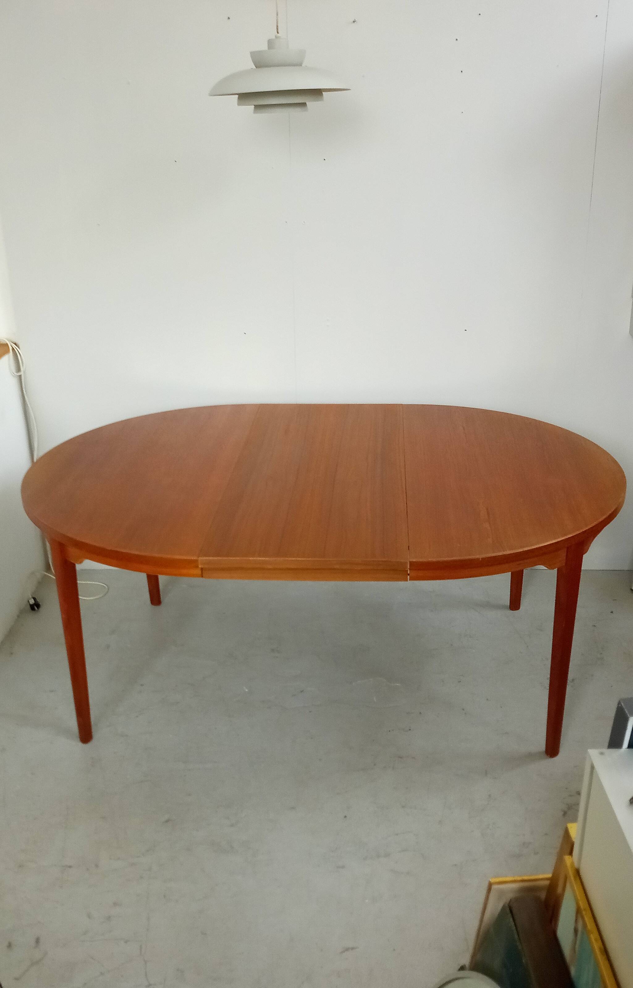 Danish round dining table by Sören Willadsen in teak, 60s