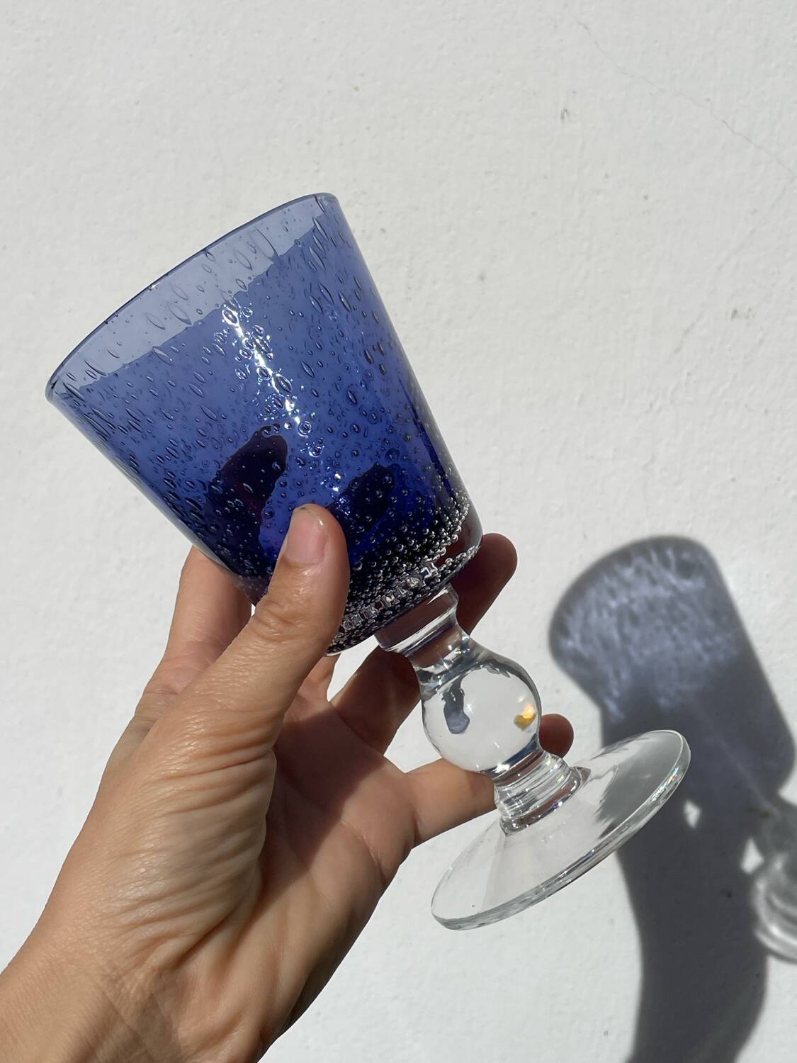 Set of 5 blue bubble stemmed glasses