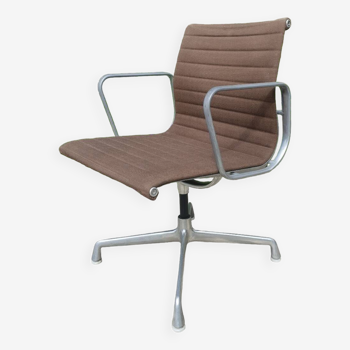 Fauteuil EA 108 de Charles et Ray Eames 1970