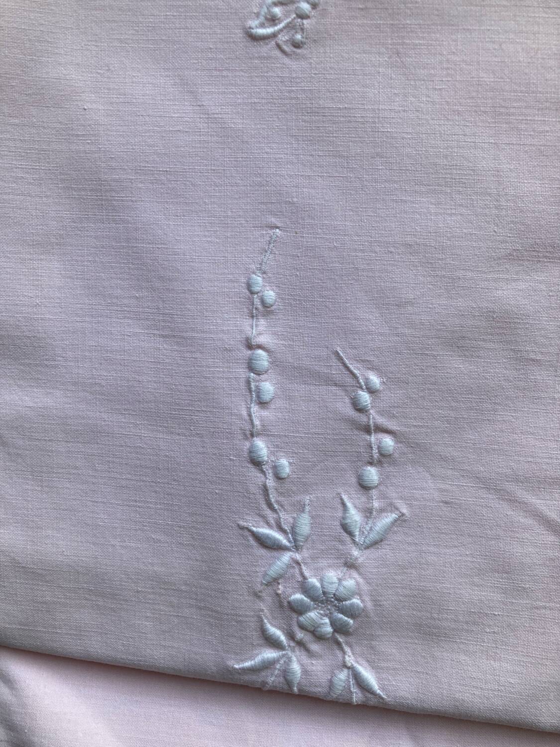 Set of embroidered baby bed sheets