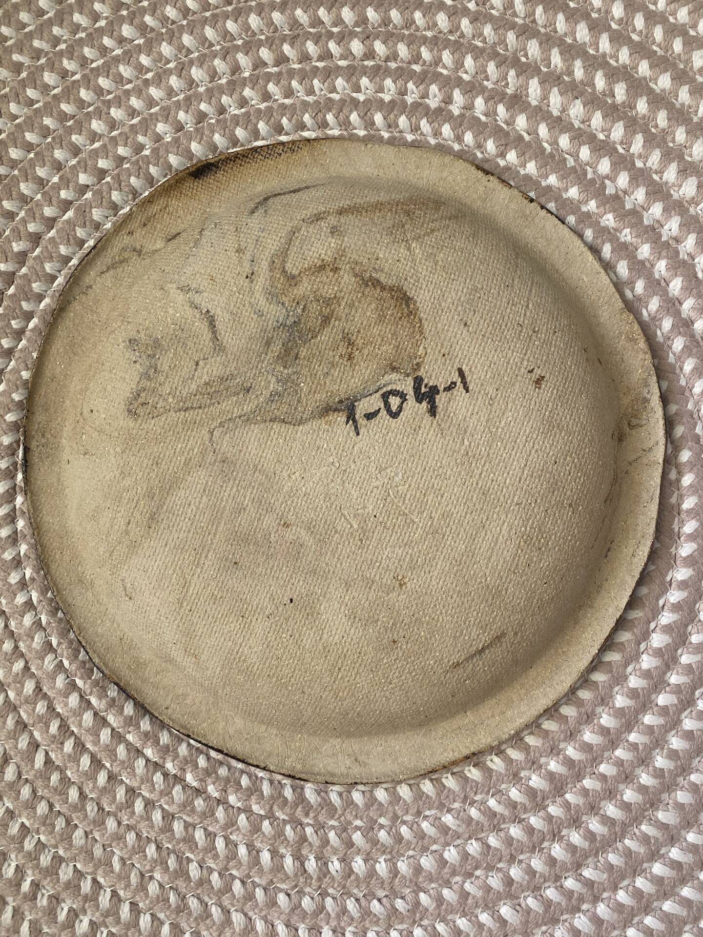 Grande assiette creuse en grès émaillé signée