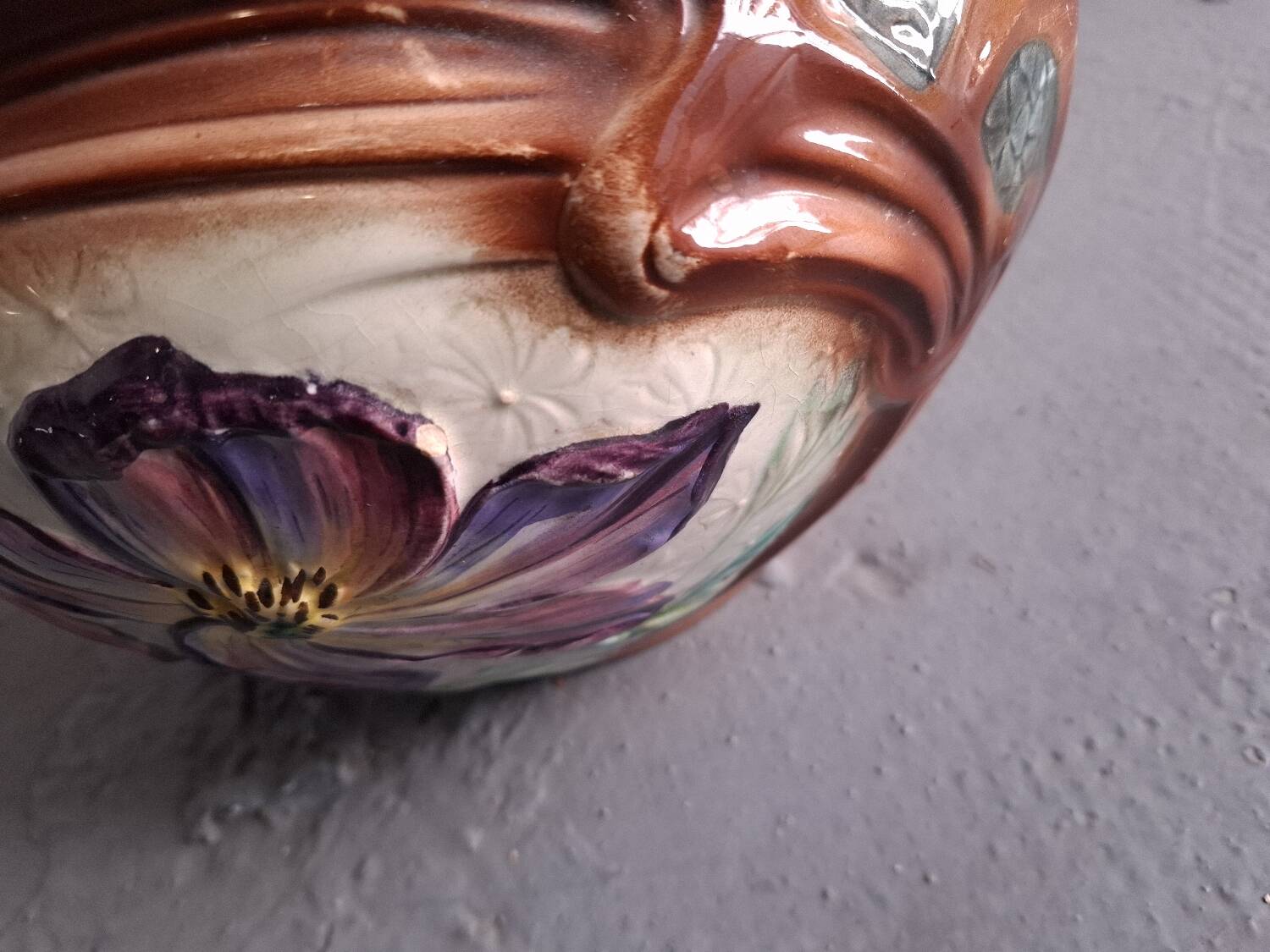 Vase , cache pot en barbotine art nouveau