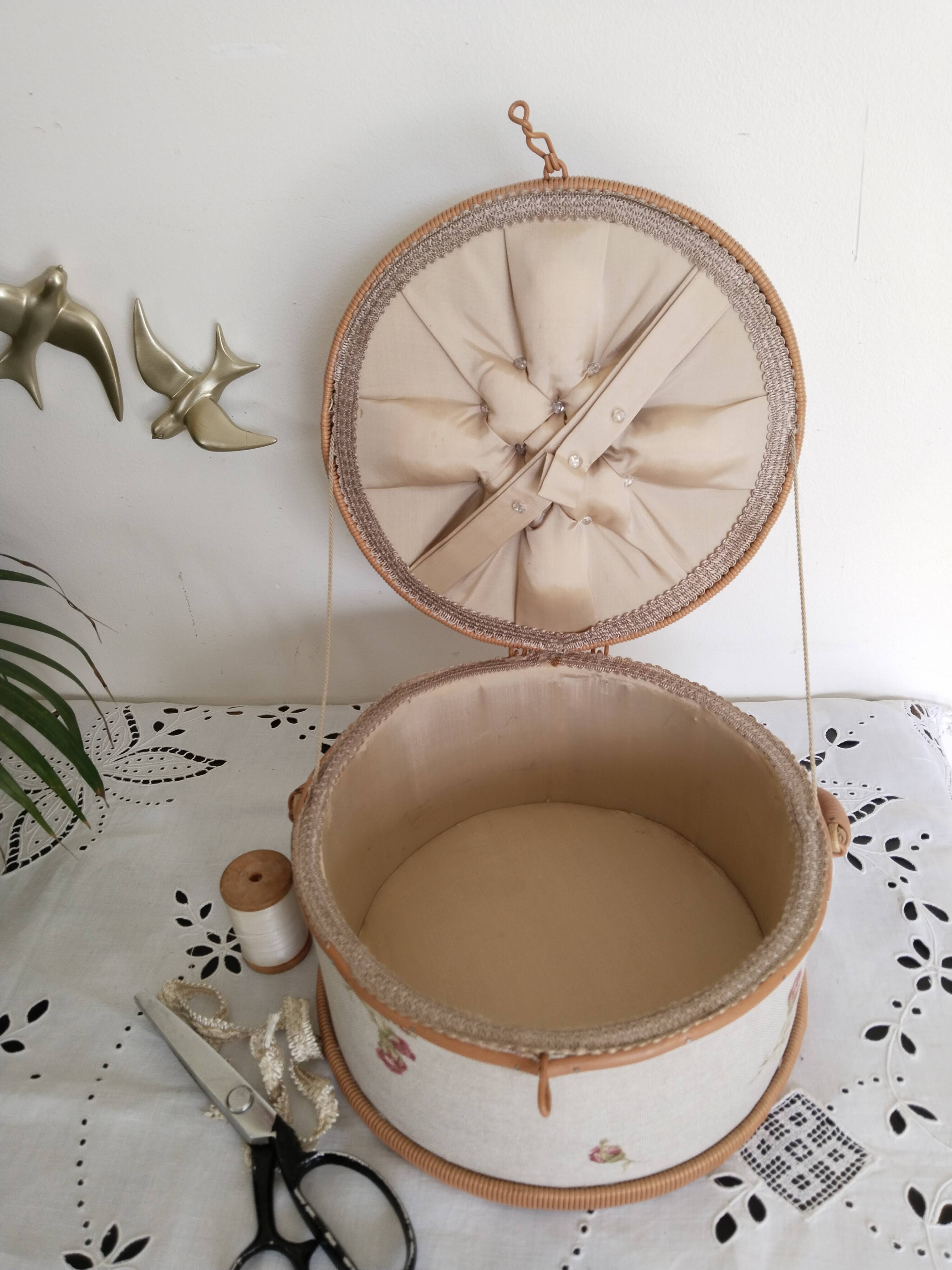 Sewing box, work box, scoubidou and fabric, beige