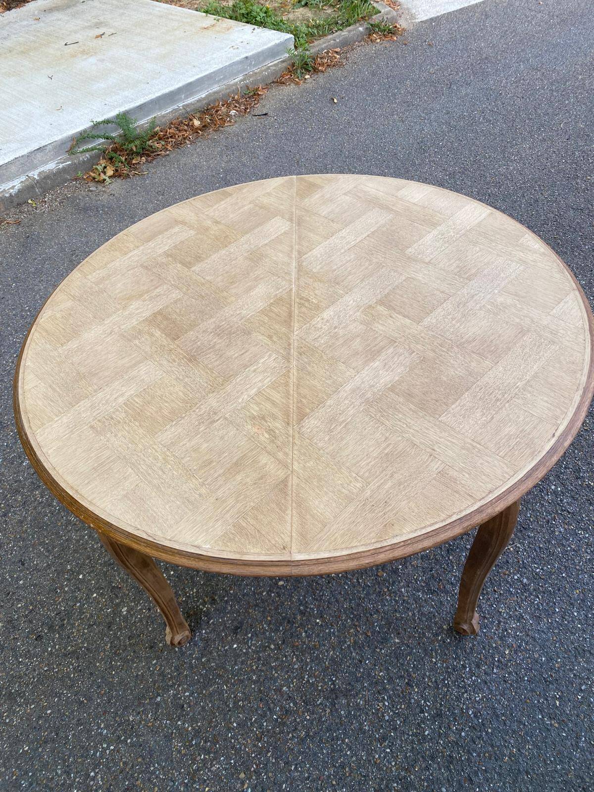 Table à manger ronde Louis XV rénovée en bois brut 210cm
