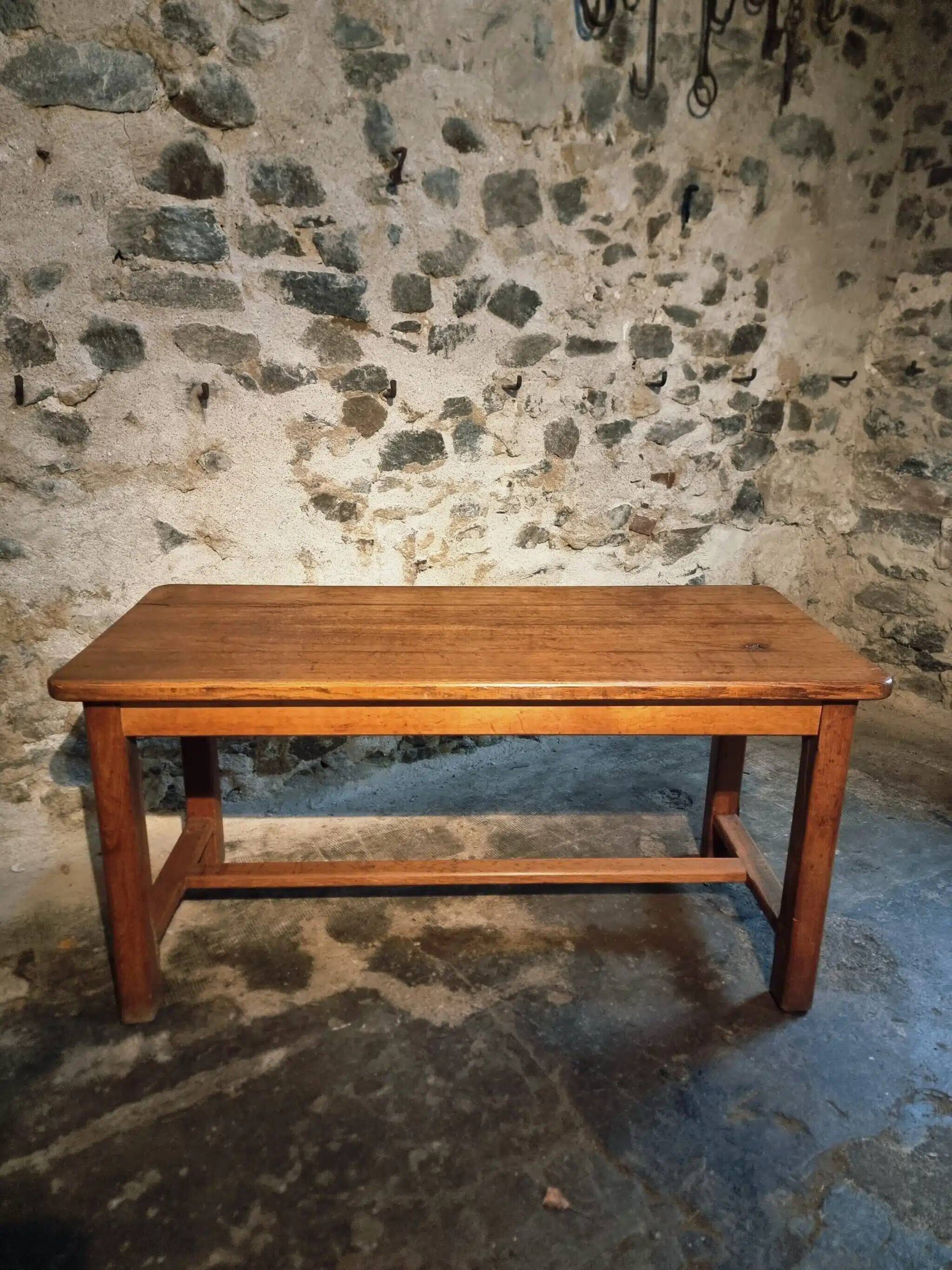 Table vintage en chêne français avec finition vernie d'origine