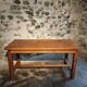 Table vintage en chêne français avec finition vernie d'origine