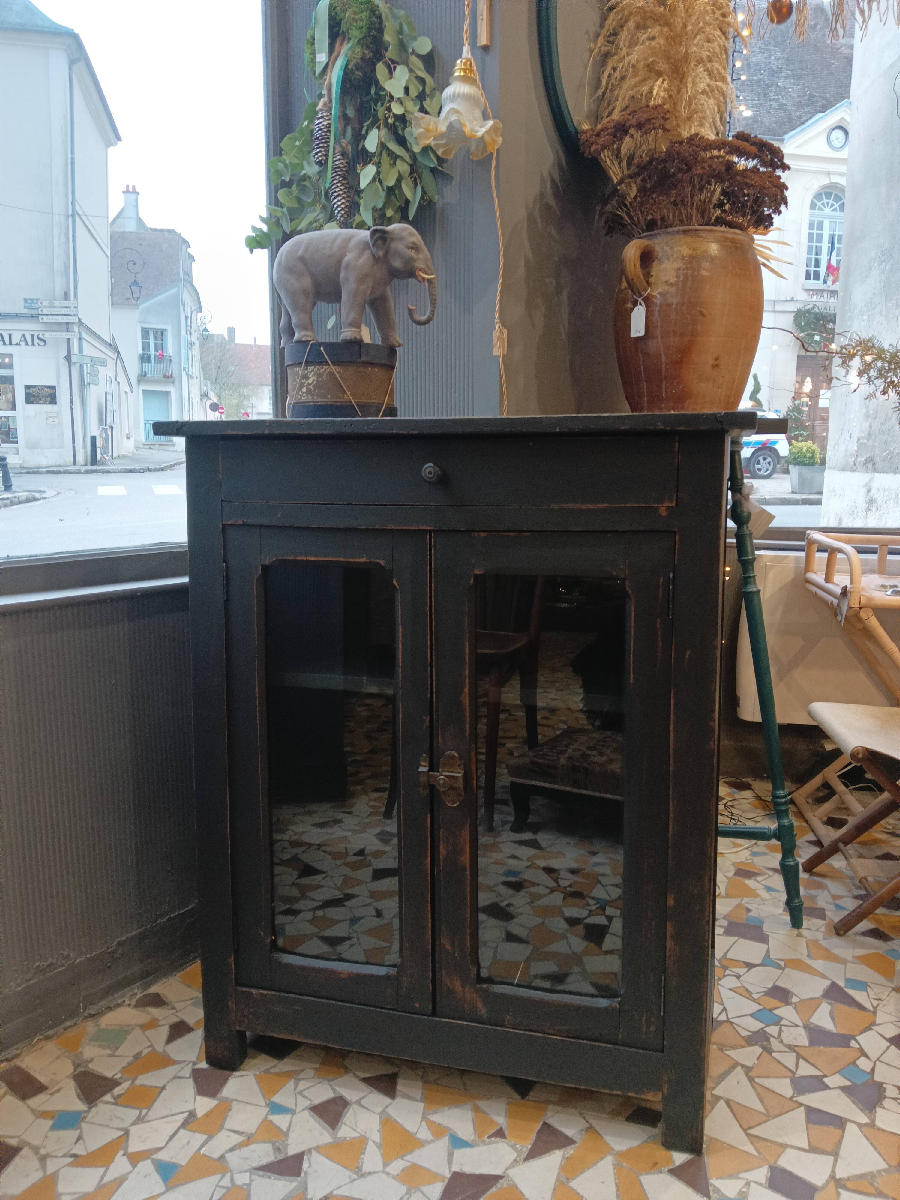 Parisian buffet revisited in black