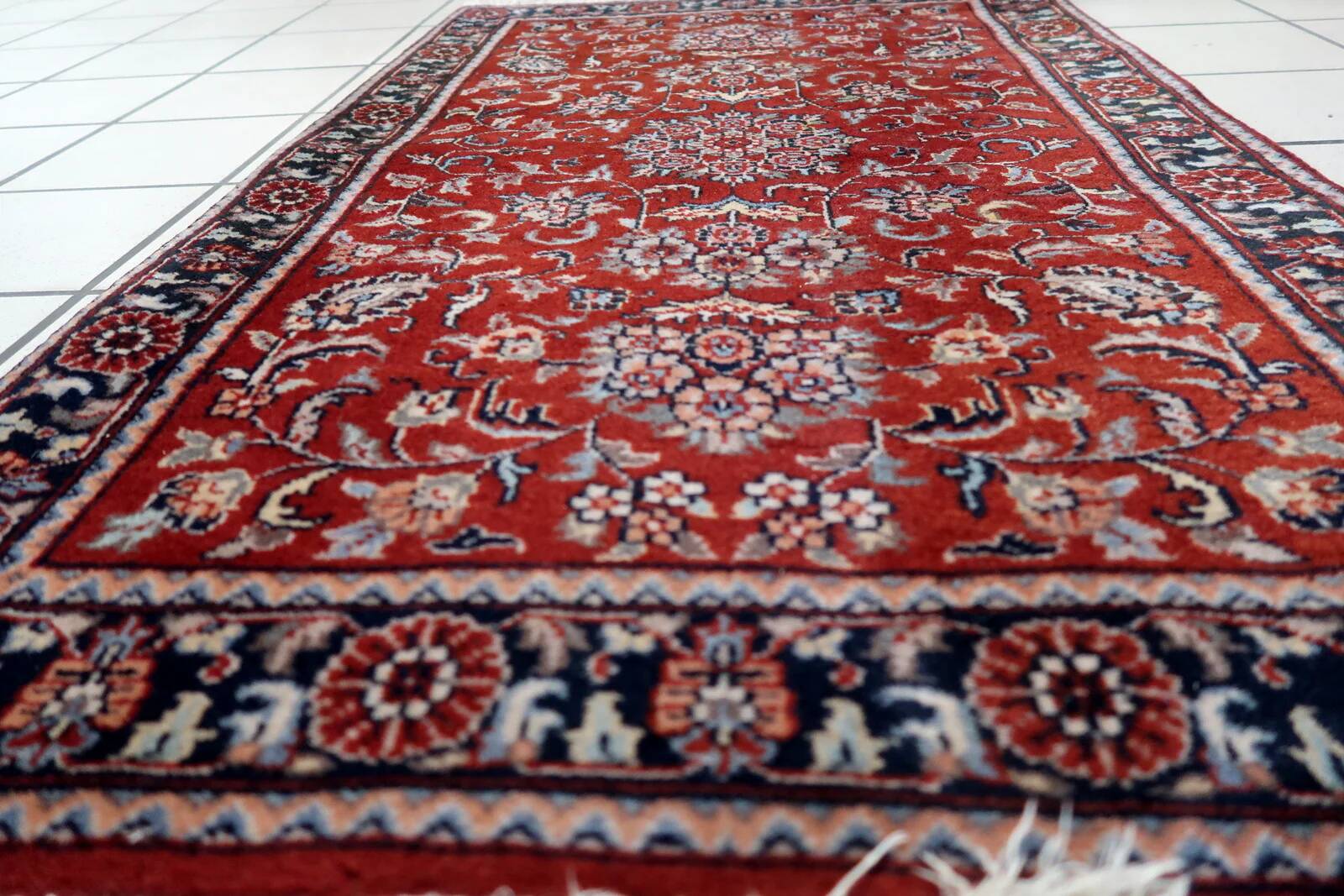 Handmade vintage Persian Sarouk rug 76cm x 122cm, 1970s