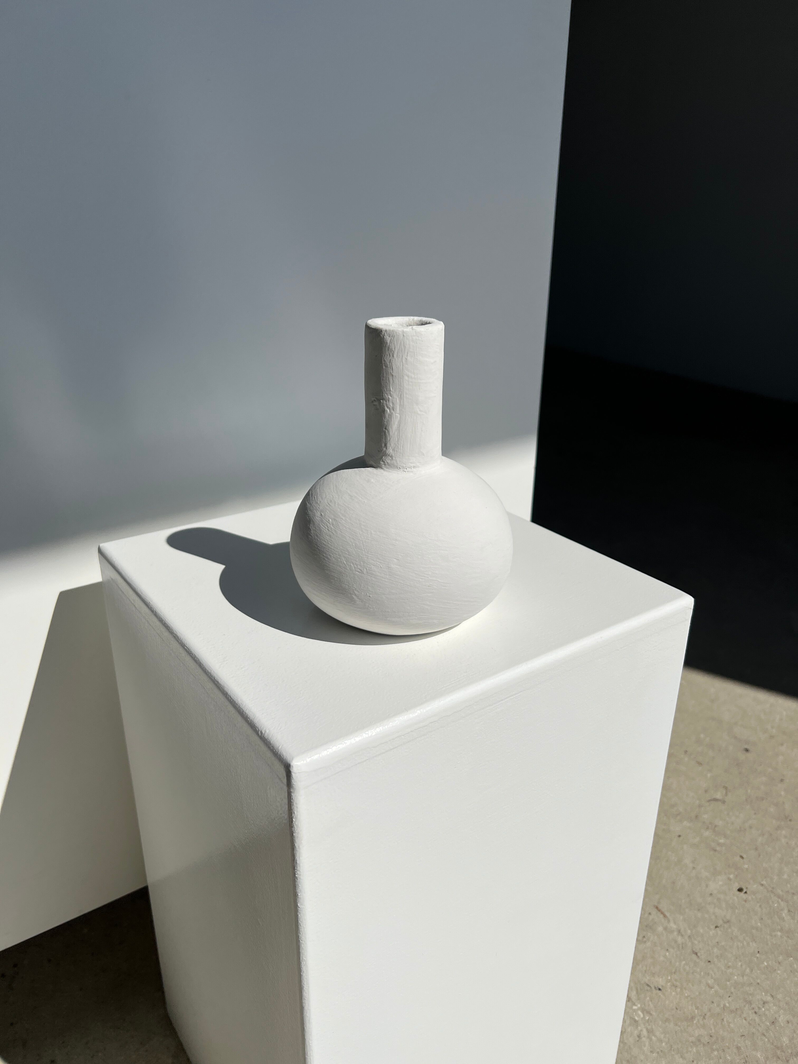 Handmade soliflore drop vase in terracotta painted white h:20 d:15