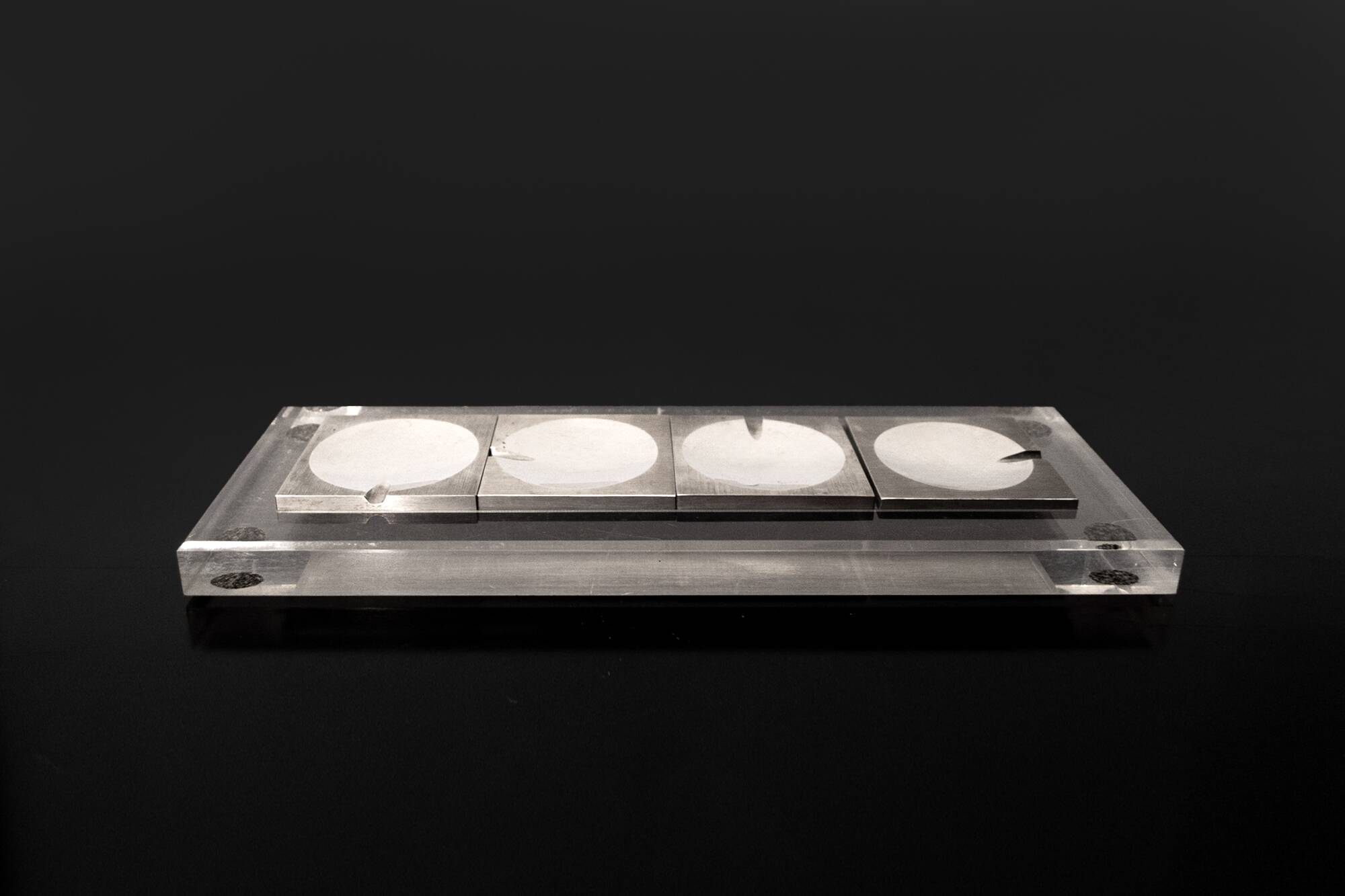 Posacenere e soprammobile in plexiglas e acciaio di Newsilverfox anni '70