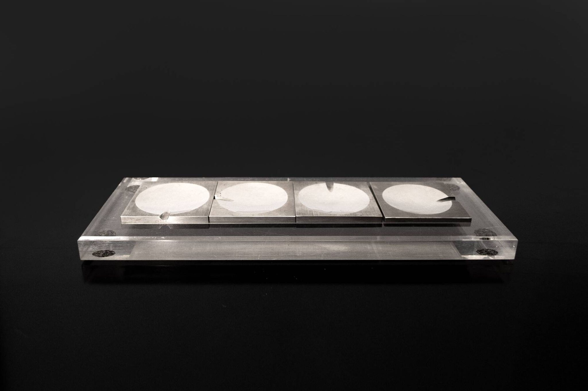 Posacenere et soprammobile en plexiglas et accessoire de Newsilverfox années '70