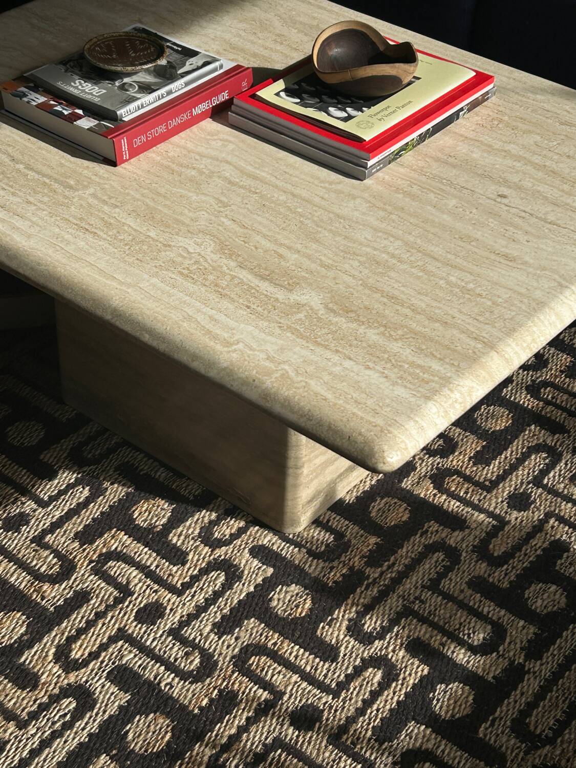 Table basse italienne en travertin du milieu du siècle