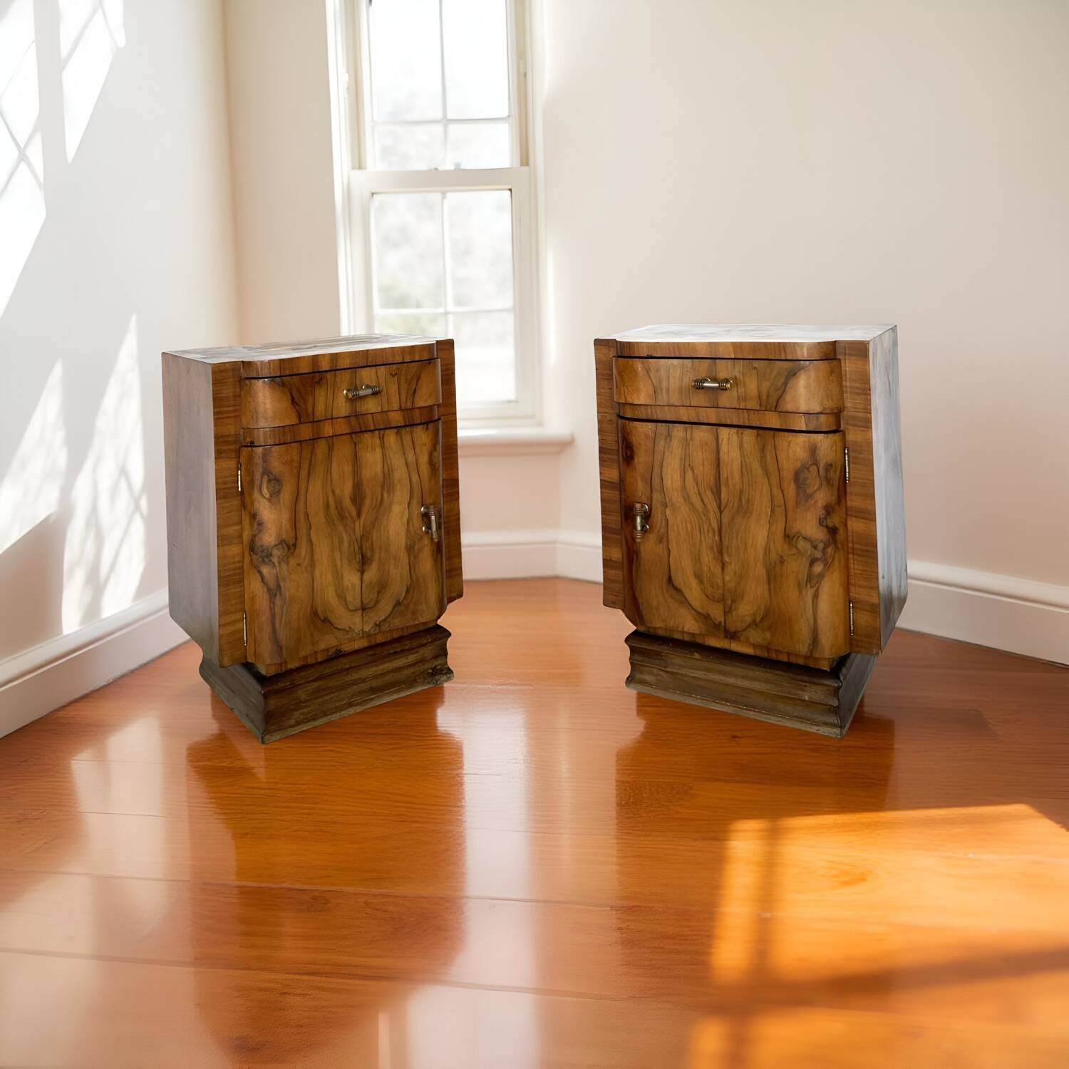 Tables de chevet Art déco italiennes en ronce de noyer, années 1930.