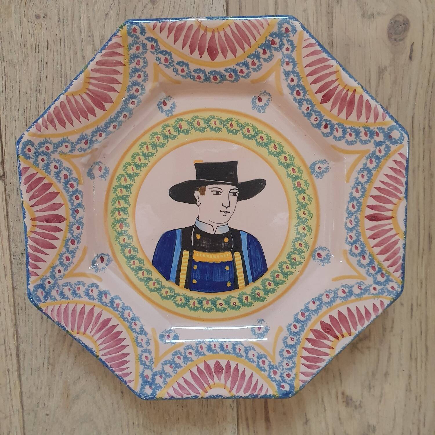 Plate on base Henriot Quimper