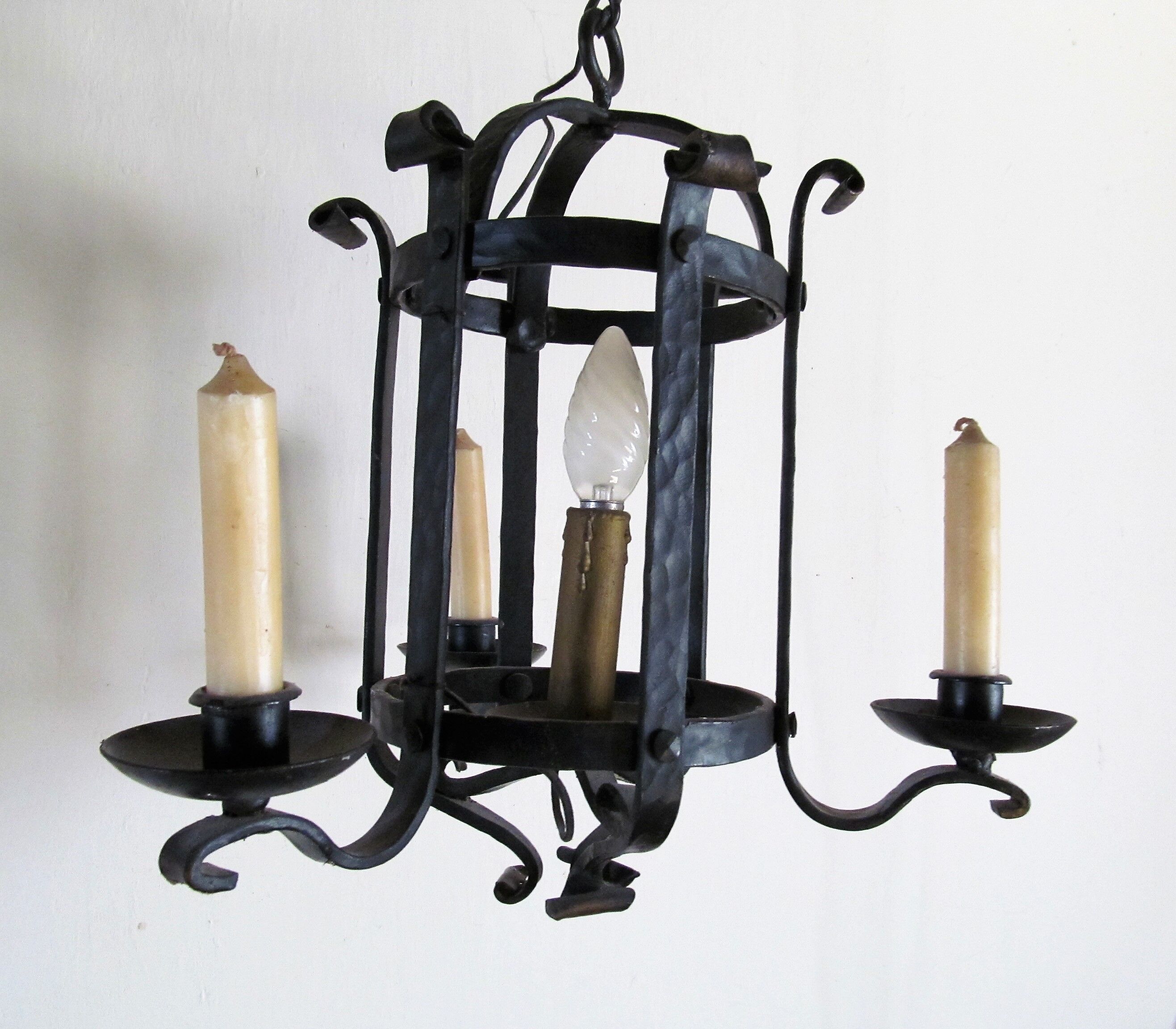 Lustre rond de château médiéval forgé à la main en France