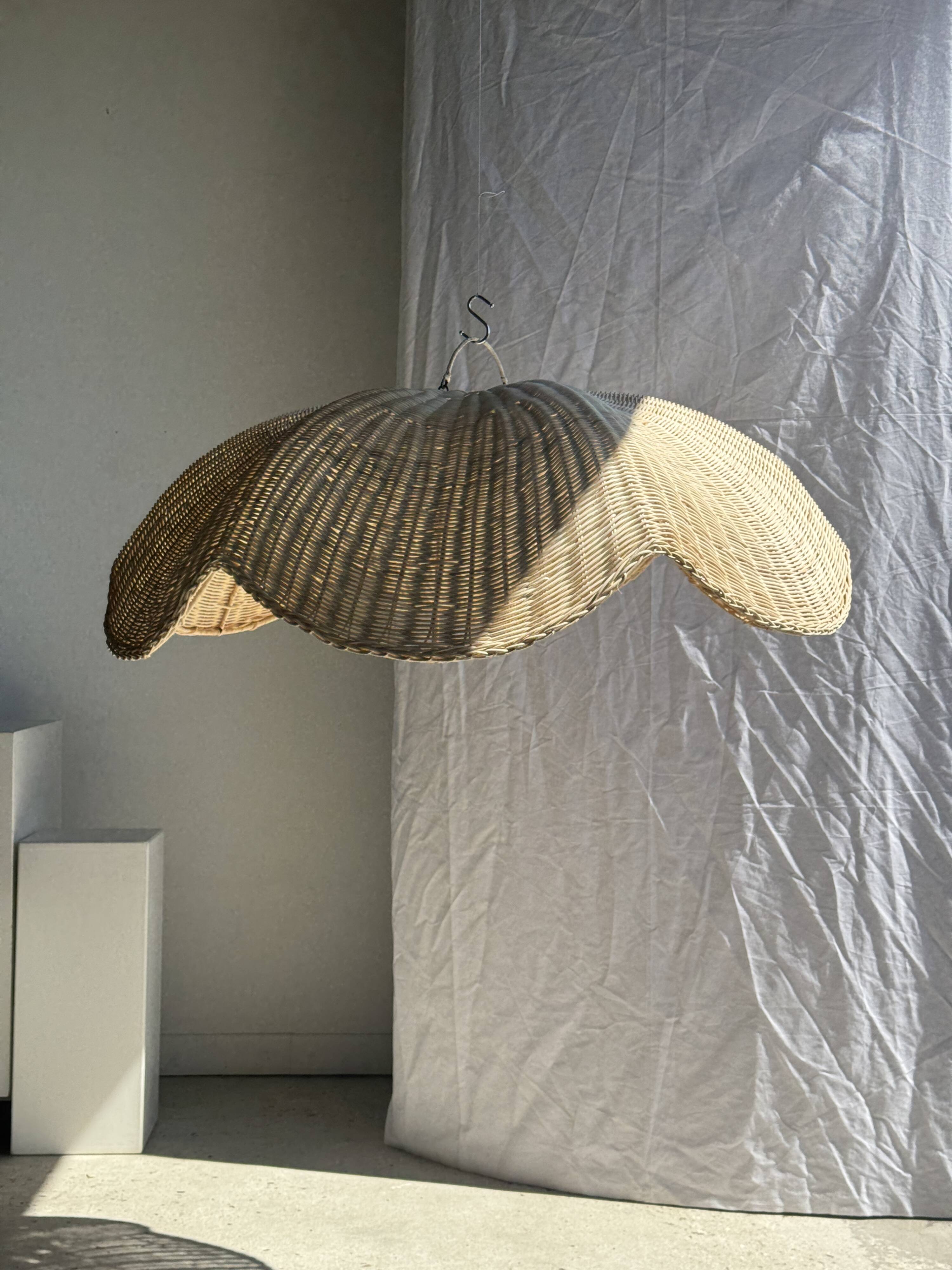 Large suspension or lampshade in flat woven tulip flower rattan H35 D