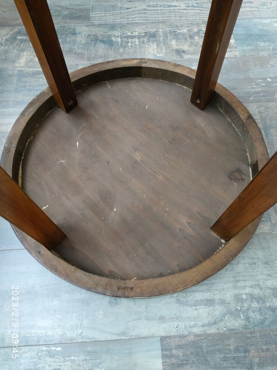 Pedestal table