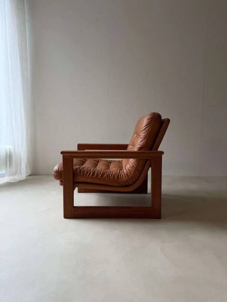 Vintage lounge chair in teak and leather from the 1960s.
