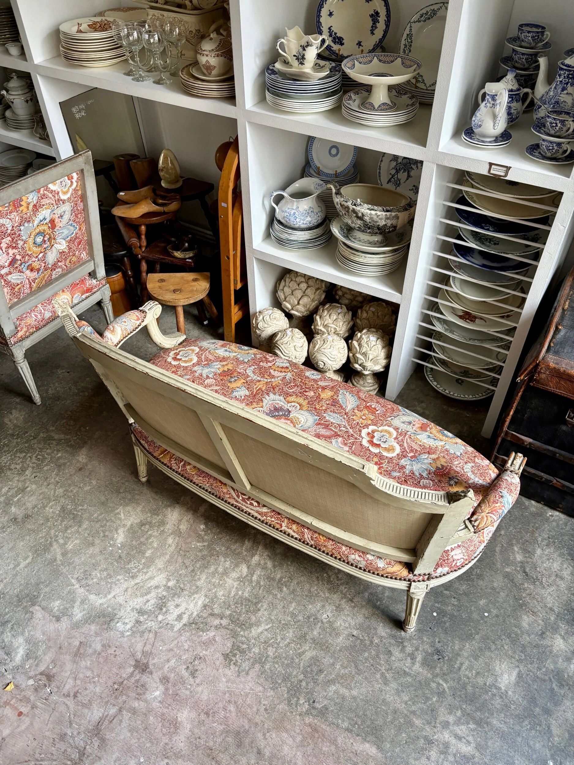 Banquette à la reine from the Louis XVI period, Indian fabric.