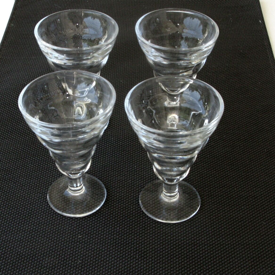 4 Verres à pieds anciens de bistrot blanc ou blanc limé - Duralex France