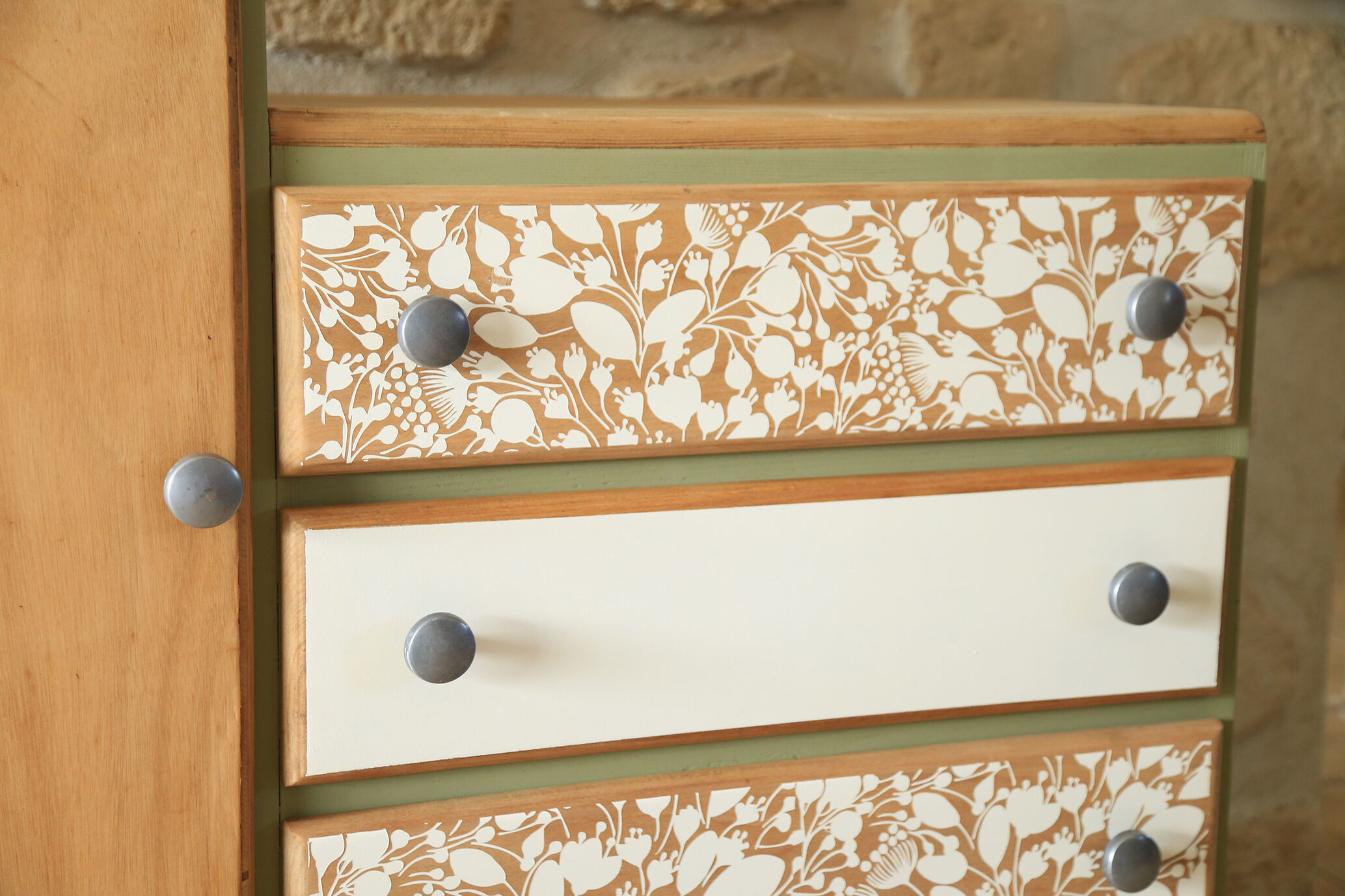 Asymmetrical cabinet