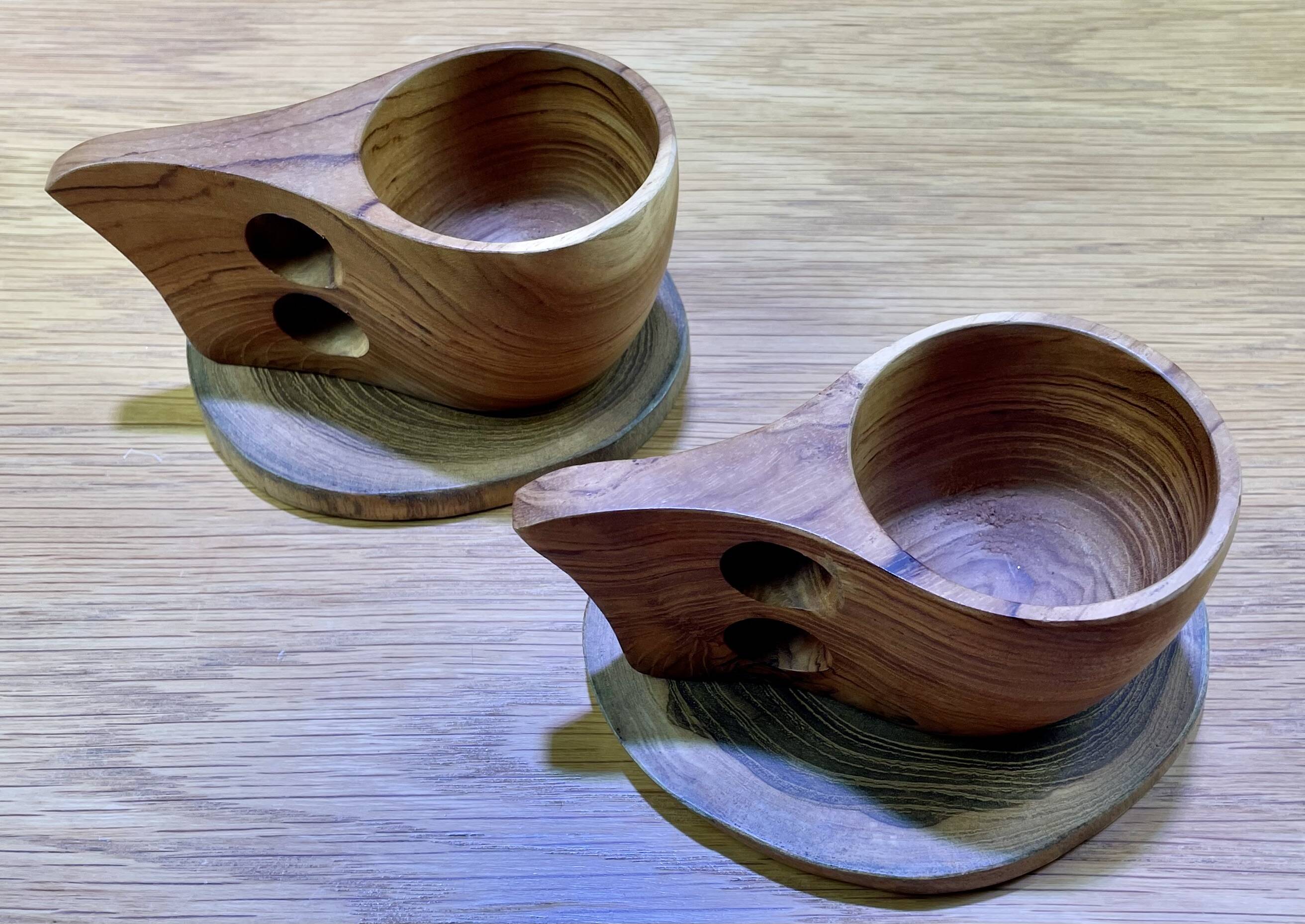 Service de tasses en bois avec soucoupes