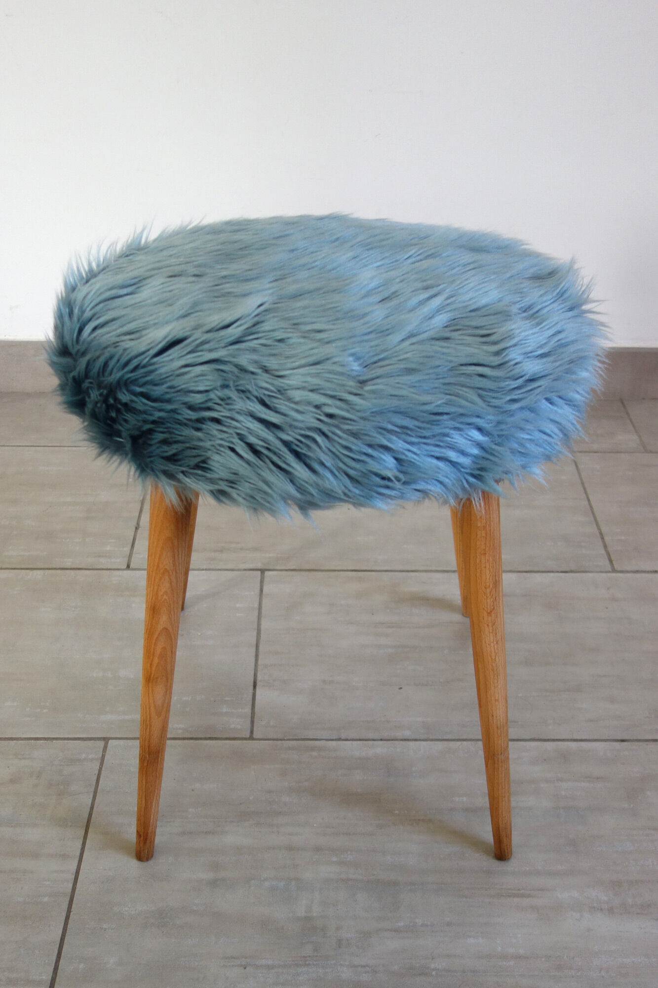 Tabouret moumoute bleue, années 60