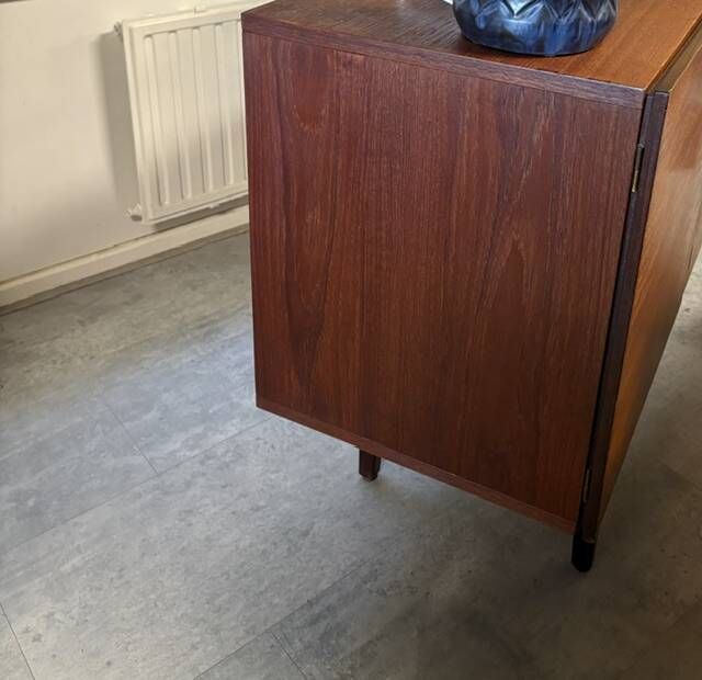 buffet danois vintage avec des tiroirs noirs et blancs