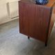 buffet danois vintage avec des tiroirs noirs et blancs