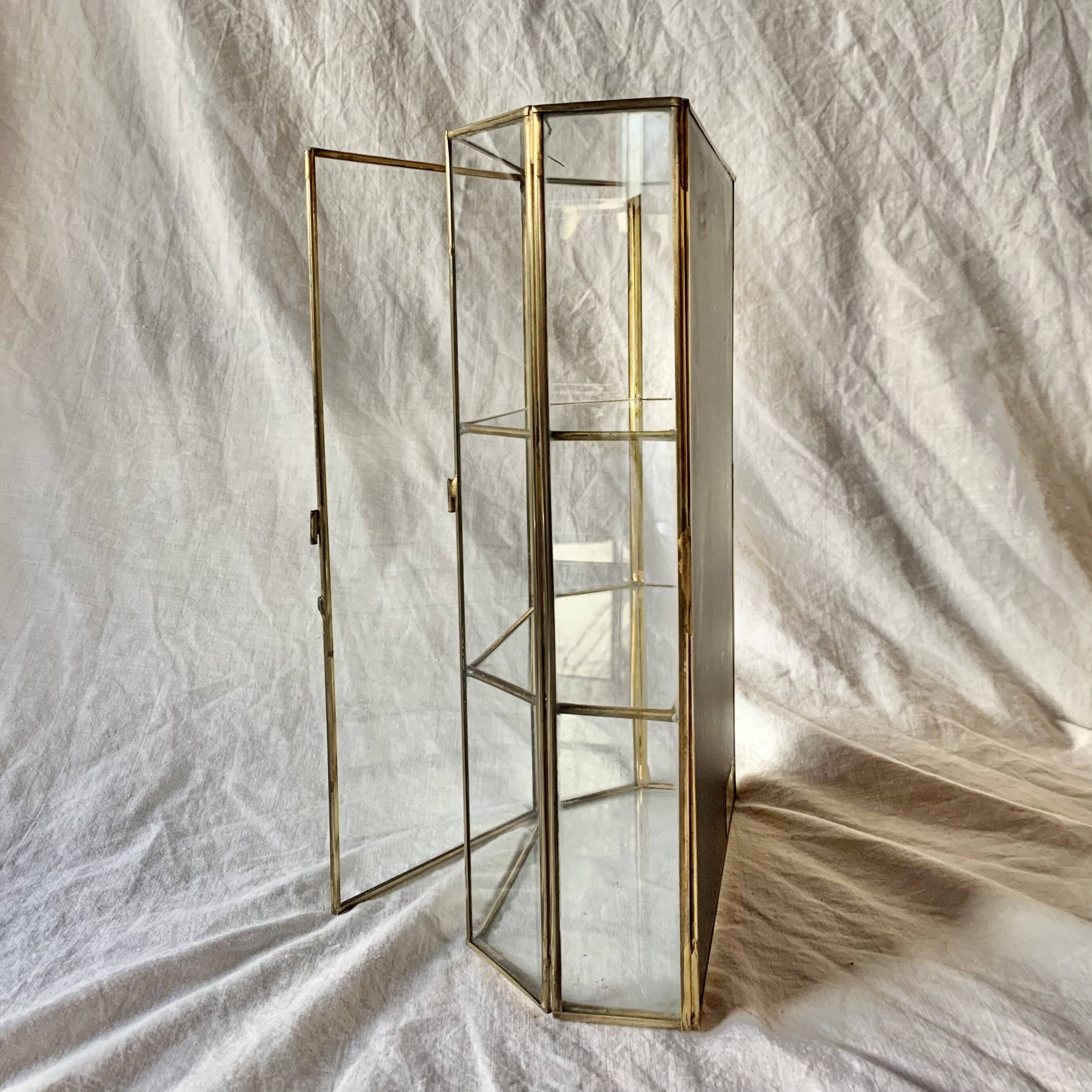 Small vintage display case in clear glass, mirrored glass and brass