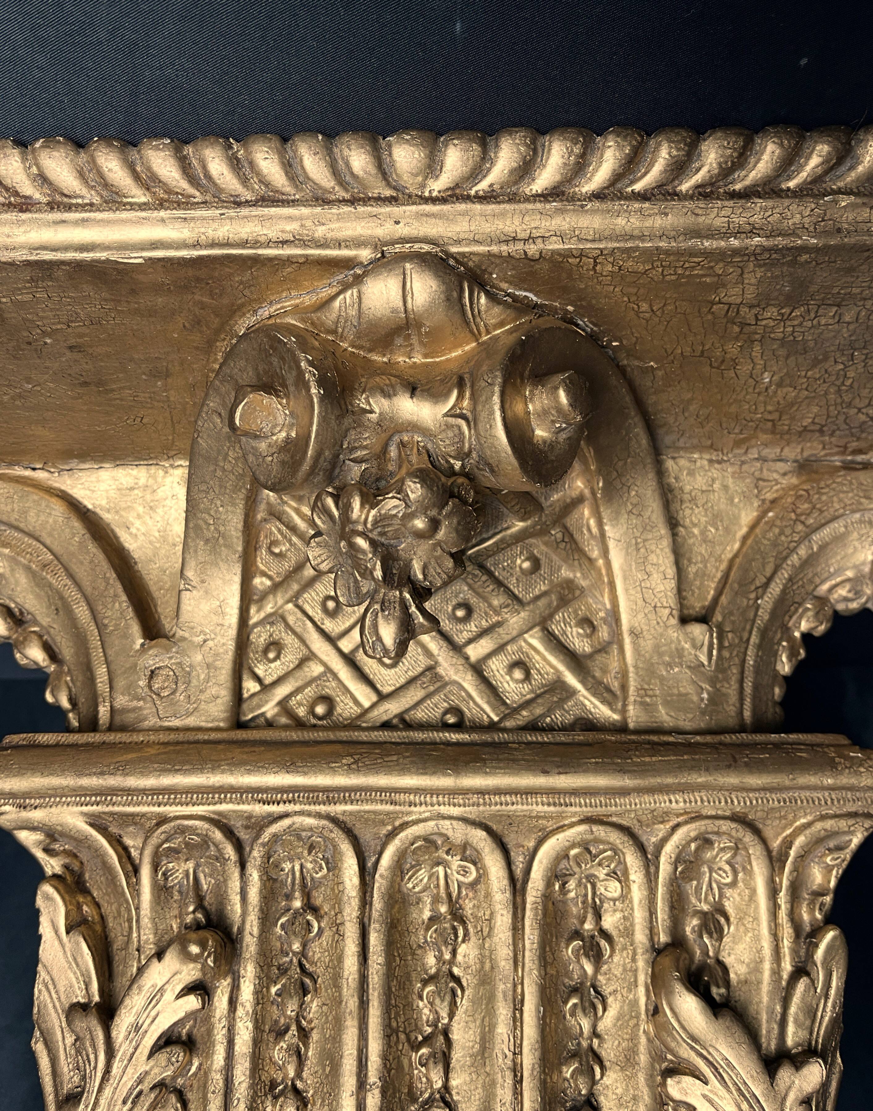 Church wall console shelf in carved gilded wood, 19th century.