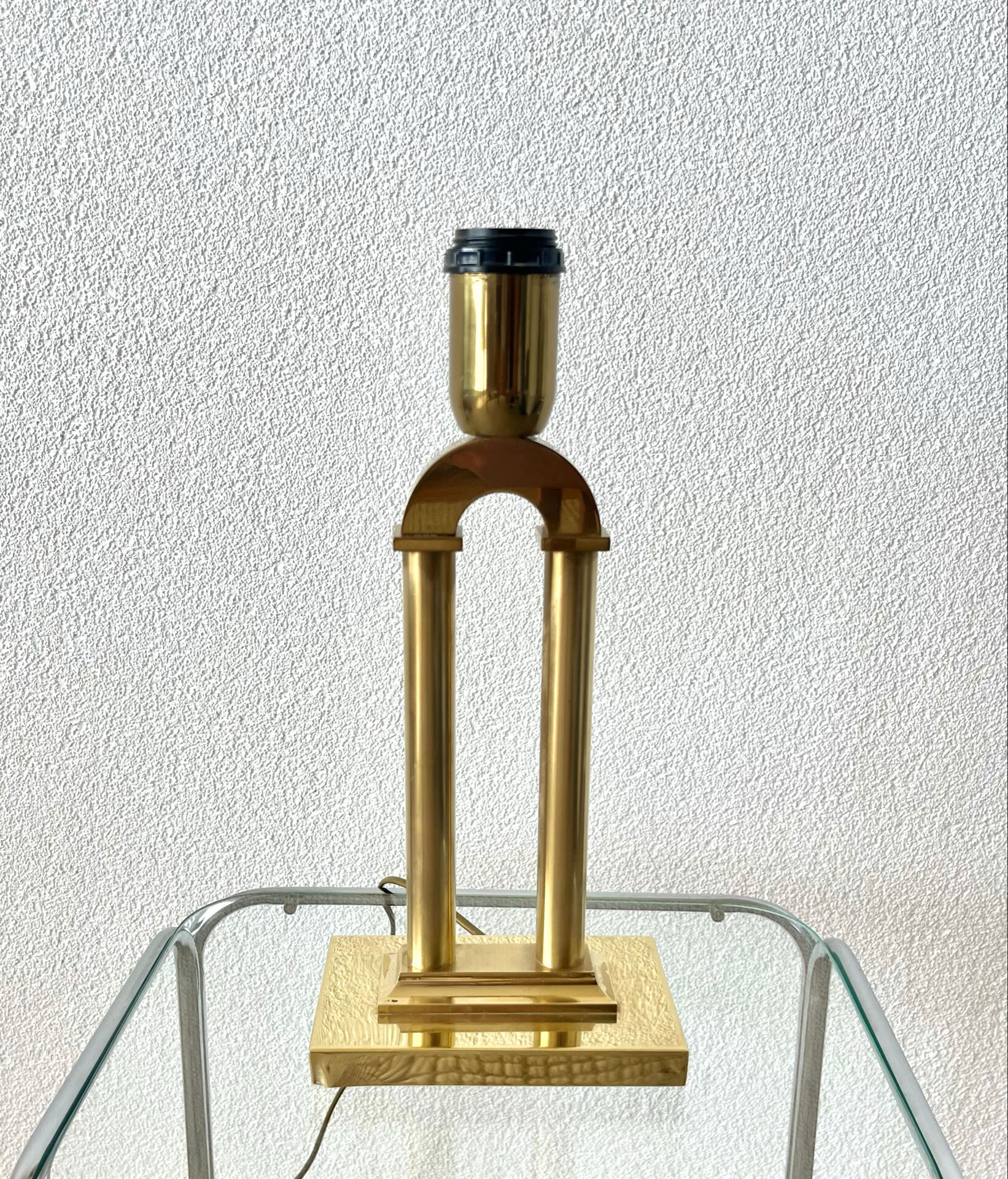 Vintage table lamp in gilded brass Hollywood Regency style.