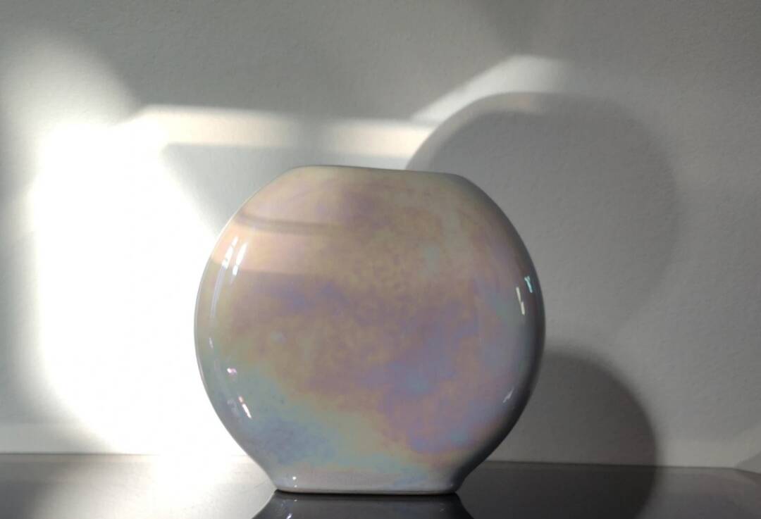 Vase, single flower holder in pearlescent glazed ceramic.