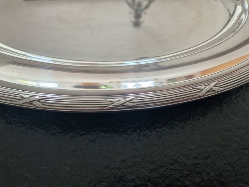 Plat ovale de service en métal argenté modèle Rubans croisés, Christofle